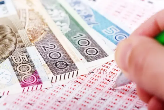 Vencedor do Lotto gasta $42.000 em novos dentes que demoraram nove horas a aperfeiçoar
